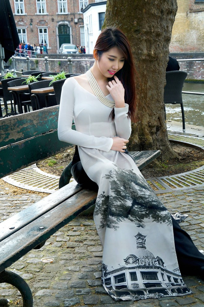 Để chọn bối cảnh phù hợp bộ sưu tập, Thúy Ngân và ê-kíp di chuyển hơn 400 km bằng ôtô từ Pháp sang Bỉ trong thời tiết 7 độ C. Bộ sưu tập của Ngô Nhật Huy tượng trưng cho ba miền đất nước. Trên tà áo dài là hình ảnh các địa danh nổi tiếng tại Việt Nam, được in trên chất liệu vải lụa với kỹ thuật hiện đại. Thúy Ngân duyên dáng áo dài trên đường phố châu Âu