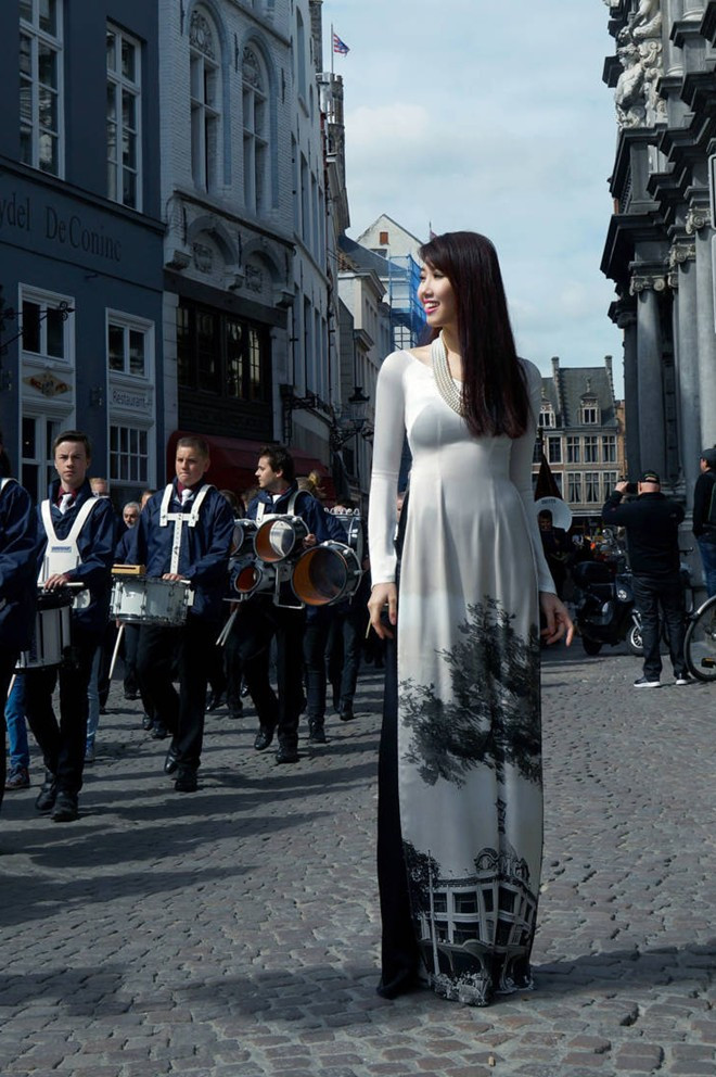 Trong show diễn lần này, nhà thiết kế Ngô Nhật Huy tin tưởng chọn Thúy Ngân là người mẫu chính, nhờ đó, cô có cơ hội bước lên sàn diễn hội tụ nhiều nền văn hóa. Sau buổi giao lưu, ê-kíp tiếp tục hành trình đến nhiều địa danh nổi tiếng tại châu Âu thực hiện bộ ảnh mới. Thúy Ngân duyên dáng áo dài trên đường phố châu Âu