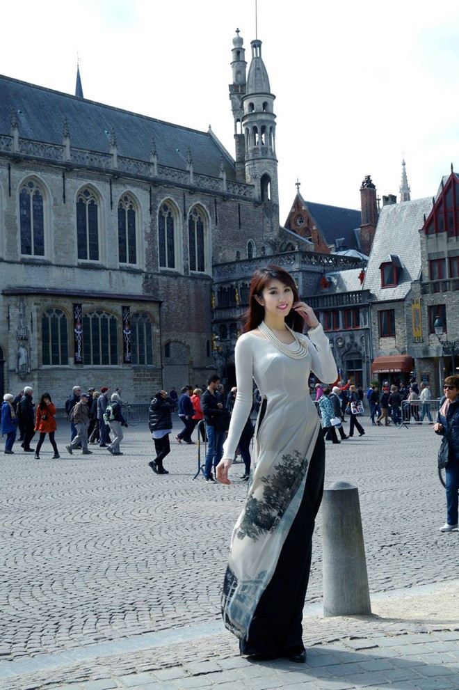 Diện áo dài phong cảnh Sài Gòn nhiều năm về trước, Thúy Ngân thể hiện nét duyên dáng của người phụ nữ Việt, gây chú ý một góc phố cổ kính. Người đẹp được người đi đường quan tâm, hỏi thăm về trang phục. Cô tự hào khi giới thiệu trang phục truyền thống của người Việt Nam. Diện áo dài phong cảnh Sài Gòn thập niên trước, Thúy Ngân thể hiện nét duyên dáng của người phụ nữ Việt gây chú ý một góc phố cổ kính. Người đẹp được người đi đường chú ý, hỏi thăm về bộ áo dài đậm nét truyền thống. Cô tự hào khi giới thiệu quốc phục Việt Nam.