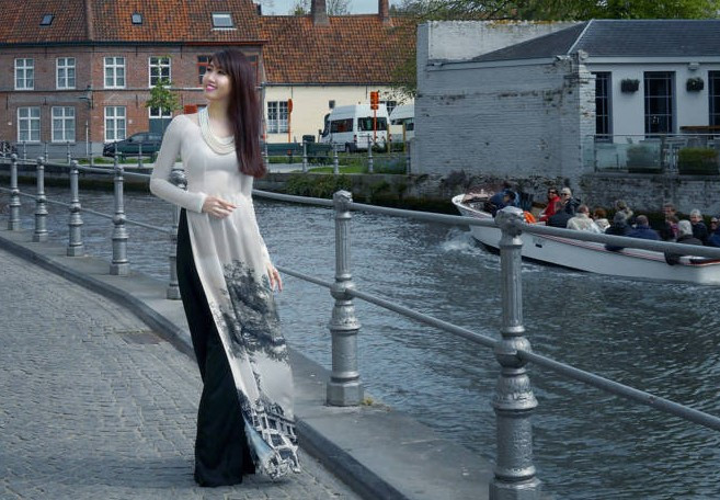 Trên đường phố trung tâm Bruges, người mẫu Việt diện bộ cánh thuộc chủ đề Ngọc Viễn Đông với các họa tiết Sài Gòn ở những thập kỷ trước. Thúy Ngân duyên dáng áo dài trên đường phố châu Âu