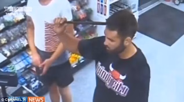 Cảnh tượng thanh sắt găm sâu vào đầu nạn nhân khi anh bước vào trạm xăng. Ảnh: Channel 9