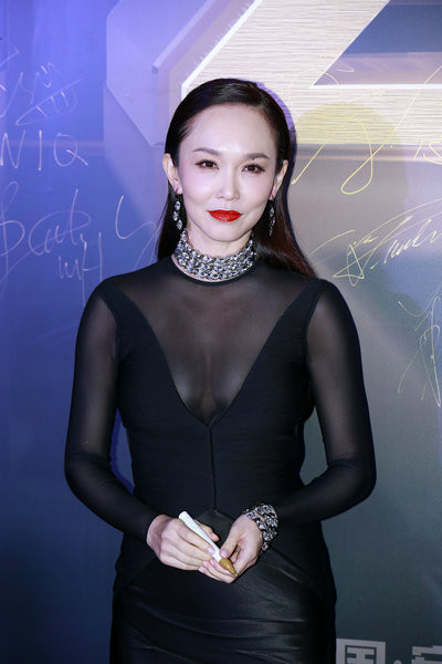 Xuất hiện quá gợi cảm, Phạm Văn Phương bị nghi tu sửa vòng 1 1 Xuất hiện quá gợi cảm, Phạm Văn Phương bị nghi tu sửa vòng 1 1