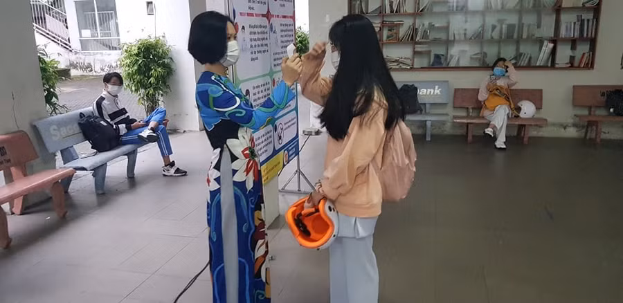 Học sinh trường THPT Phan Châu Trinh (Đà Nẵng) được đo thân nhiệt trước mỗi buổi học 
