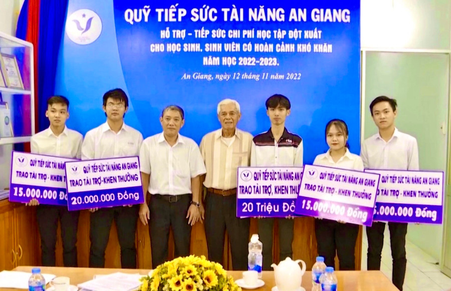 Đại diện Quỹ Tiếp sức Tài năng An Giang trao hỗ trợ, khen thưởng cho sinh viên xuất sắc. (Ảnh: M.H) Đại diện Quỹ Tiếp sức Tài năng An Giang trao hỗ trợ, khen thưởng cho sinh viên xuất sắc. (Ảnh: M.H)