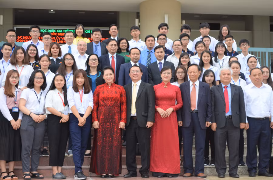 Chủ tịch Quốc hội chụp ảnh lưu niệm với cán bộ, giảng viên, sinh viên ĐH Quốc gia TPHCM