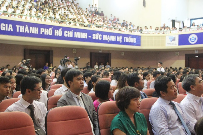 Giảng viên, sinh viên tham dự buổi nói chuyện của Chủ tịch Quốc hội