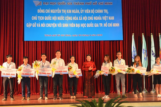 Chủ tịch Quốc hội trao học bổng cho sinh viên xuất sắc của ĐH Quốc gia TPHCM