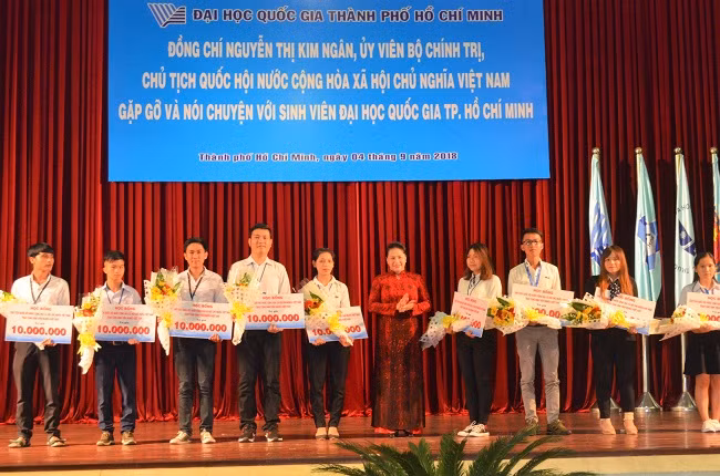 Chủ tịch Quốc hội trao học bổng cho sinh viên xuất sắc của ĐH Quốc gia TPHCM
