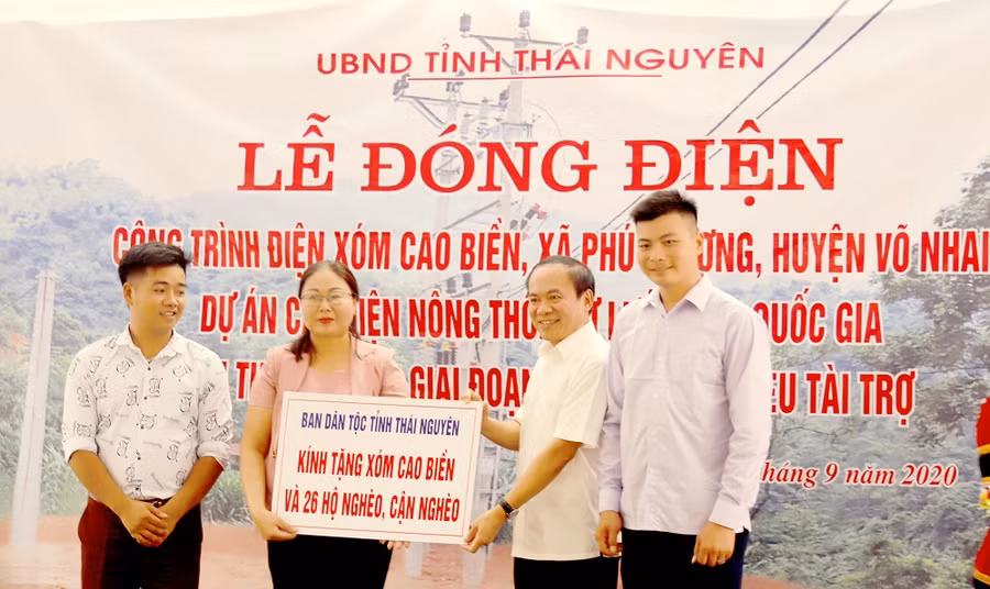 Đồng chí Nguyễn Thái Nam, Trưởng ban Dân tộc tỉnh Thái Nguyên tặng quà cho đại diện nhân dân xóm Cao Biền.