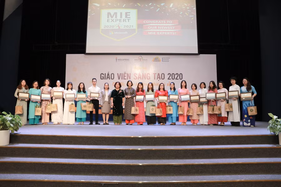 Đại diện của Microsoft Việt Nam cũng đã trao 19 chứng nhận MIE Expert (Chuyên gia giáo dục sáng tạo toàn cầu) cho các thầy cô giáo đến từ trường PTSNLC Wellspring.