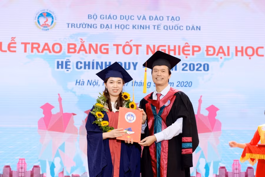 PGS.TS Phạm Hồng Chương – Hiệu trưởng nhà trường trao bằng tốt nghiệp cho tân cử nhân.