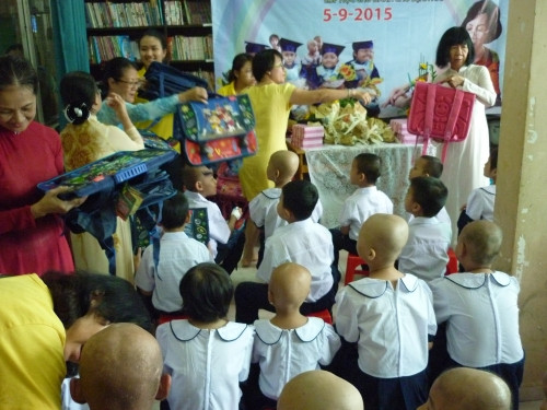 TP HCM: Lễ khai giảng đặc biệt cho các thiên thần tại BV Ung Bướu - Ảnh 3 TP HCM: Lễ khai giảng đặc biệt cho các thiên thần tại BV Ung Bướu - Ảnh 3