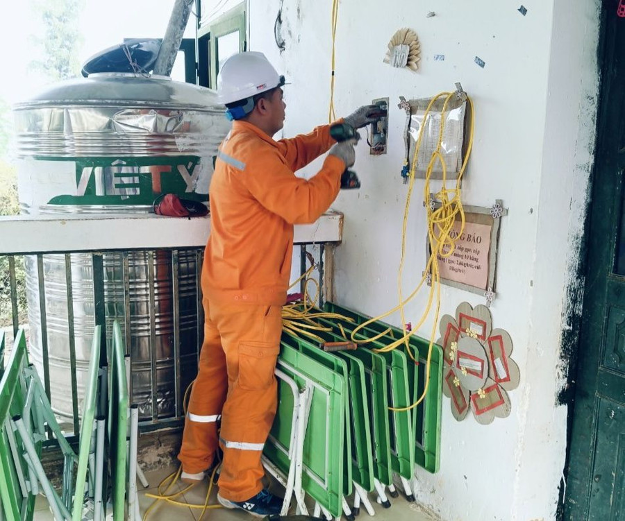 Lắp điện năng lượng Mặt trời tại điểm trường Pú Vang.