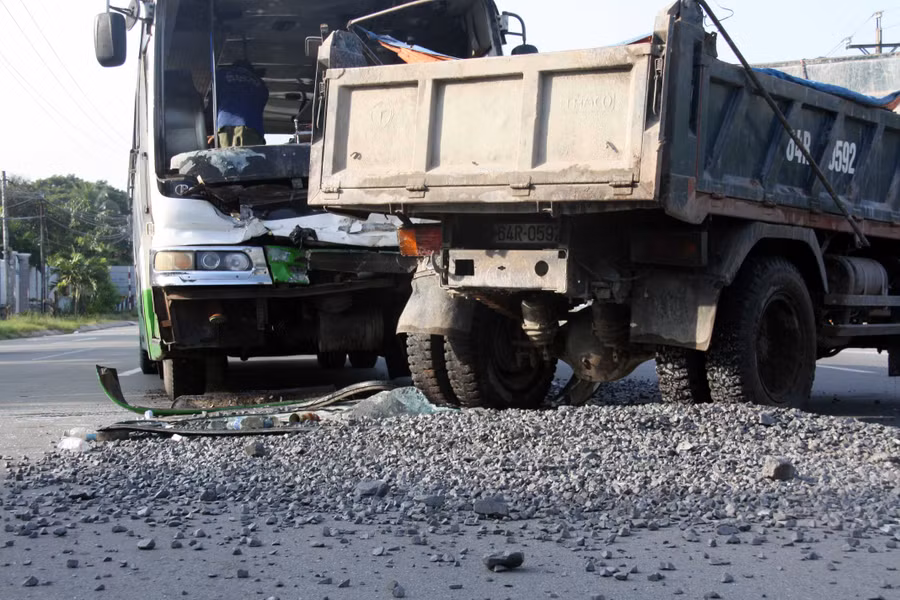 Xe khách va chạm xe tải, hành khách hoảng sợ, ngất xỉu