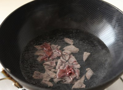 Chuẩn bị một nồi nước sôi, cho gan vào trụng sơ, rồi vớt ra để ráo. Chuẩn bị một nồi nước sôi, cho gan vào trụng sơ, rồi vớt ra để ráo.