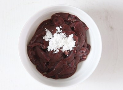 Rửa sạch gan, xối qua nước lạnh rồi cho vào bát lớn ngâm trong nước muối khoảng nửa giờ đồng hồ. Sau đó, thái mỏng rồi cho vào bát cùng ít muối, bột ngô, rượu, hành, gừng, trộn đều rồi ướp khoảng 15 phút. Rửa sạch gan, xối qua nước lạnh rồi cho vào bát lớn ngâm trong nước muối khoảng nửa giờ đồng hồ. Sau đó, thái mỏng rồi cho vào bát cùng ít muối, bột ngô, rượu, hành, gừng, trộn đều rồi ướp khoảng 15 phút.