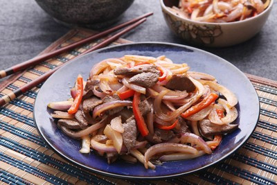 Xào nhanh tay một lúc rồi tắt bếp, lấy gan xào hành ra đĩa, dùng nóng với cơm trắng. Xào nhanh tay một lúc rồi tắt bếp, lấy gan xào hành ra đĩa, dùng nóng với cơm trắng.