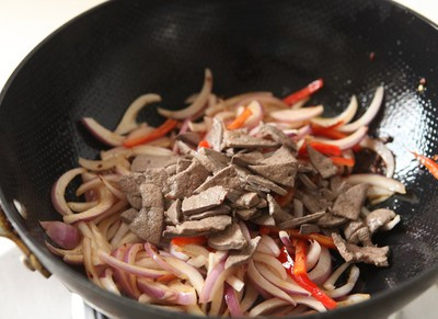 Kế đến, bạn cho gan đã được chần vào chung, xào đến khi gan chín. Kế đến, bạn cho gan đã được chần vào chung, xào đến khi gan chín.