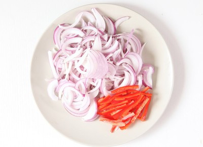 Thái sợi ớt chuông và hành tím.