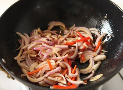 Đảo đều tương một lúc một lúc, sau đó bạn cho củ hành, ớt chuông vào xào nhanh tay. Đảo đều tương một lúc một lúc, sau đó bạn cho củ hành, ớt chuông vào xào nhanh tay.