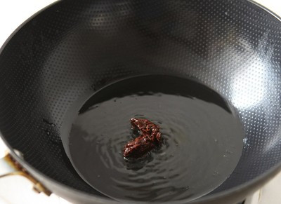 Chuẩn bị một chiếc chảo khác với ít dầu, sau khi dầu nóng thì bạn cho tương đậu đen vào. Chuẩn bị một chiếc chảo khác với ít dầu, sau khi dầu nóng thì bạn cho tương đậu đen vào.