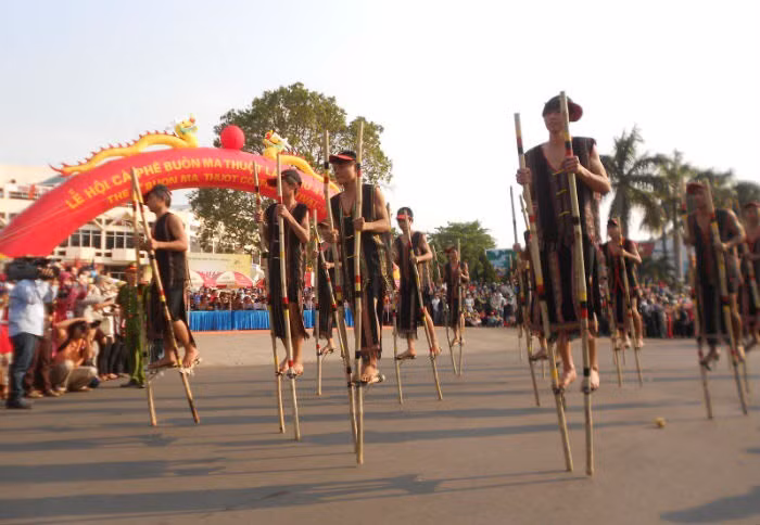 Đi cà kheo rèn luyện cho trẻ sự khéo léo, linh hoạt, dẻo dai.