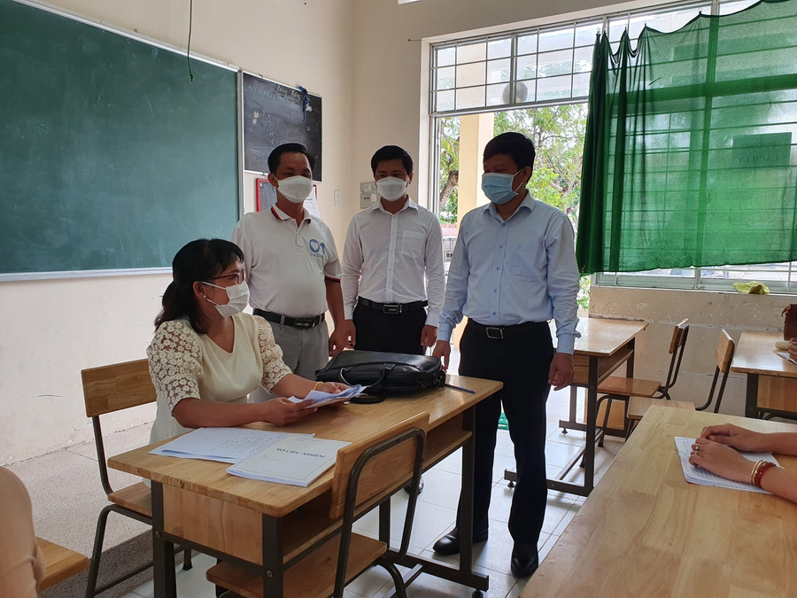 Ông Lê Quang Trí, Giám đốc Sở GD&ĐT tỉnh Tiền Giang (bìa phải) động viên thầy cô giáo huyện Tân Phú Đông. Ông Lê Quang Trí, Giám đốc Sở GD&ĐT tỉnh Tiền Giang (bìa phải) động viên thầy cô giáo huyện Tân Phú Đông.