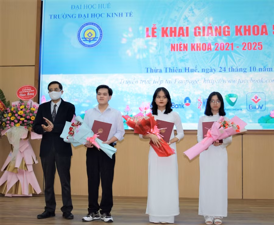 Lãnh đạo nhà trường trao tặng khen thưởng cho các tân sinh viên.