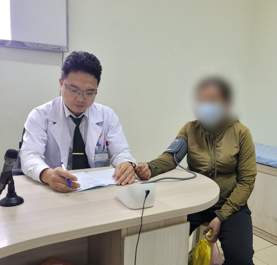 BS.CKII Kiều Mạnh Hà – Bệnh viện Quân Y 7A đang thăm khám cho bệnh nhân BS.CKII Kiều Mạnh Hà – Bệnh viện Quân Y 7A đang thăm khám cho bệnh nhân