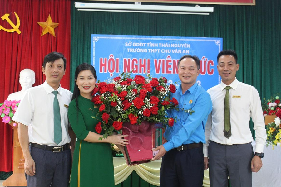 Ông Nguyễn Văn Hải, Chủ tịch Công đoàn ngành Giáo dục tỉnh Thái Nguyên tặng hoa chúc mừng Hội nghị Viên chức năm học 2022-2023, trường THPT Chu Văn An, TP Thái Nguyên.