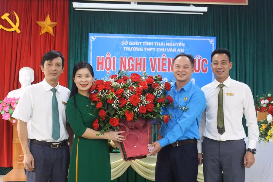 Ông Nguyễn Văn Hải, Chủ tịch Công đoàn ngành Giáo dục tỉnh Thái Nguyên tặng hoa chúc mừng Hội nghị Viên chức năm học 2022-2023, trường THPT Chu Văn An, TP Thái Nguyên.