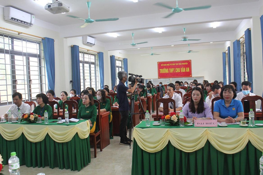 Tập thể giáo viên trường THPT Chu Văn An, TP Thái Nguyên tham dự Hội nghị Viên chức năm học 2022-2023.