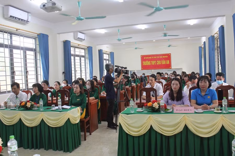 Tập thể giáo viên trường THPT Chu Văn An, TP Thái Nguyên tham dự Hội nghị Viên chức năm học 2022-2023.