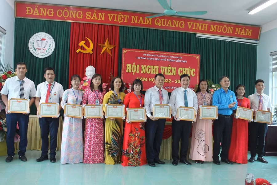 Ông Nguyễn Văn Hải, Chủ tịch Công đoàn ngành Giáo dục tỉnh Thái Nguyên trao giấy khen cho tập thể, cá nhân giáo viên trường THPT Điềm Thụy, huyện Phú Bình vì có thành tích xuất sắc trong phong trào thi đua lao động sáng tạo năm học 2021-2022.