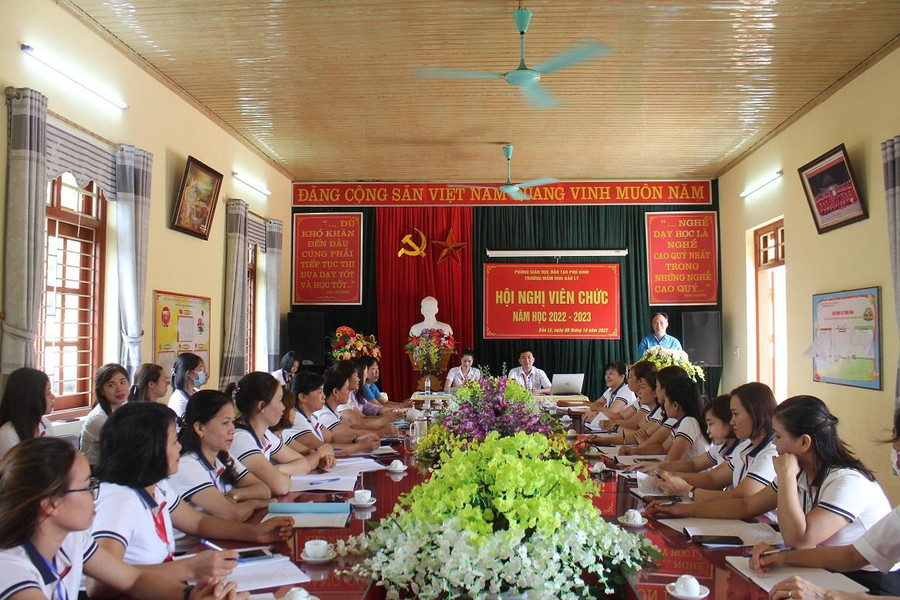 Lãnh đạo Công đoàn ngành Giáo dục tỉnh Thái Nguyên tuyên truyền lồng ghép kiến thức pháp luật về dân chủ ở cơ sở cho các đoàn viên công đoàn trường mầm non xã Bảo Lý, huyện Phú Bình.