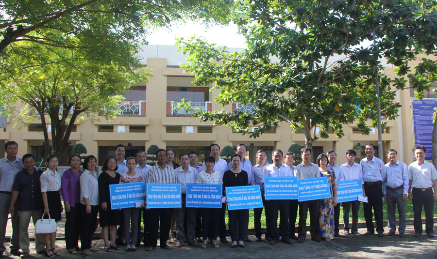 Các giáo viên huyện Cần Giờ chụp ảnh lưu niệm với đoàn của Sở và các nhà hảo tâm