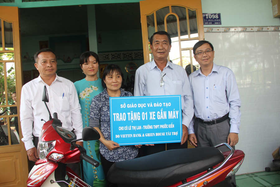Cô Lê Thị Lan nhận chiếc xe gắn máy