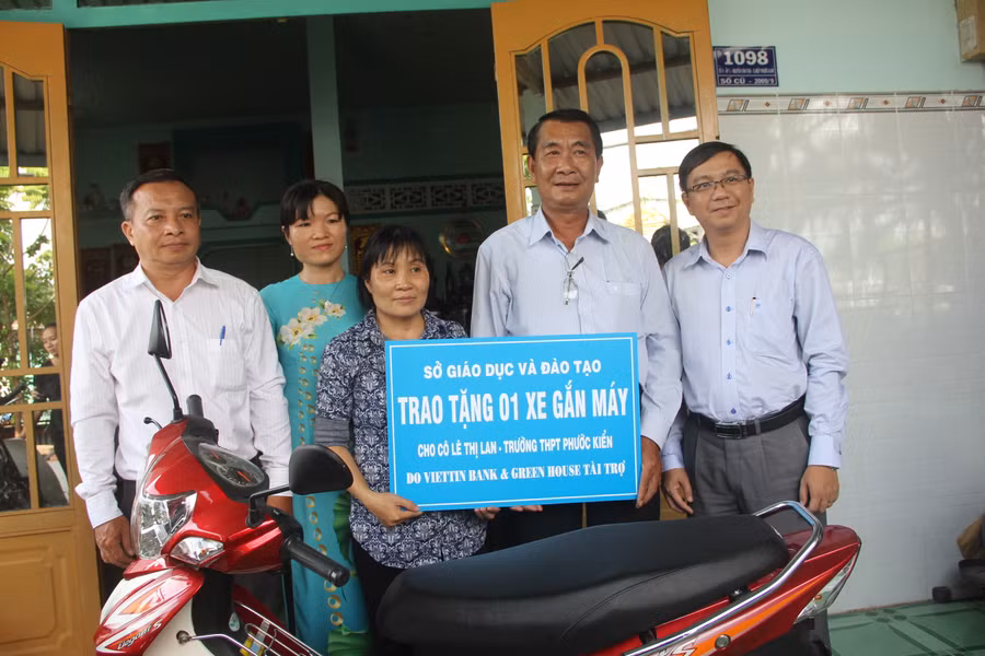 Cô Lê Thị Lan nhận chiếc xe gắn máy