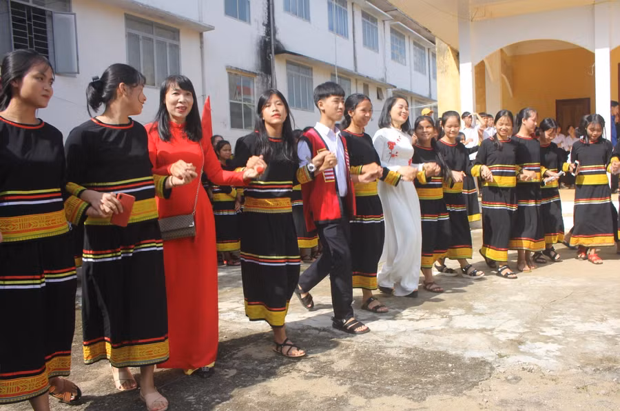 Thầy cô giáo và các em học sinh nắm tay nhau nhảy điệu xoang truyền thống.