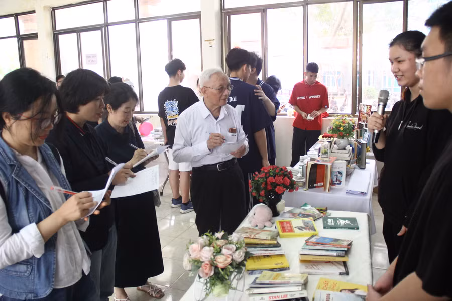 TS Nguyễn Tùng Lâm trong một hoạt động về văn hóa đọc của Trường THPT Đinh Tiên Hoàng (Hà Nội). Ảnh: TG