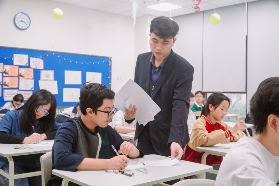Thầy trò Phenikaa School trong giờ học. Ảnh: NTCC