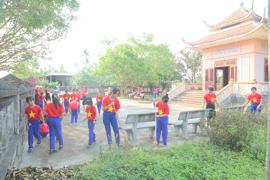 Học sinh quét dọn khuôn viên Đền thờ Bác Hồ. Ảnh: Đ. Đức Học sinh quét dọn khuôn viên Đền thờ Bác Hồ. Ảnh: Đ. Đức