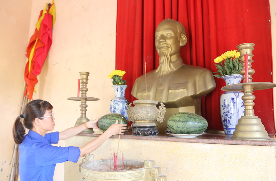 Đoàn viên, thanh niên xã Triệu Ái dâng hương tại Đền thờ Bác Hồ. Ảnh: Đ. Đức Đoàn viên, thanh niên xã Triệu Ái dâng hương tại Đền thờ Bác Hồ. Ảnh: Đ. Đức