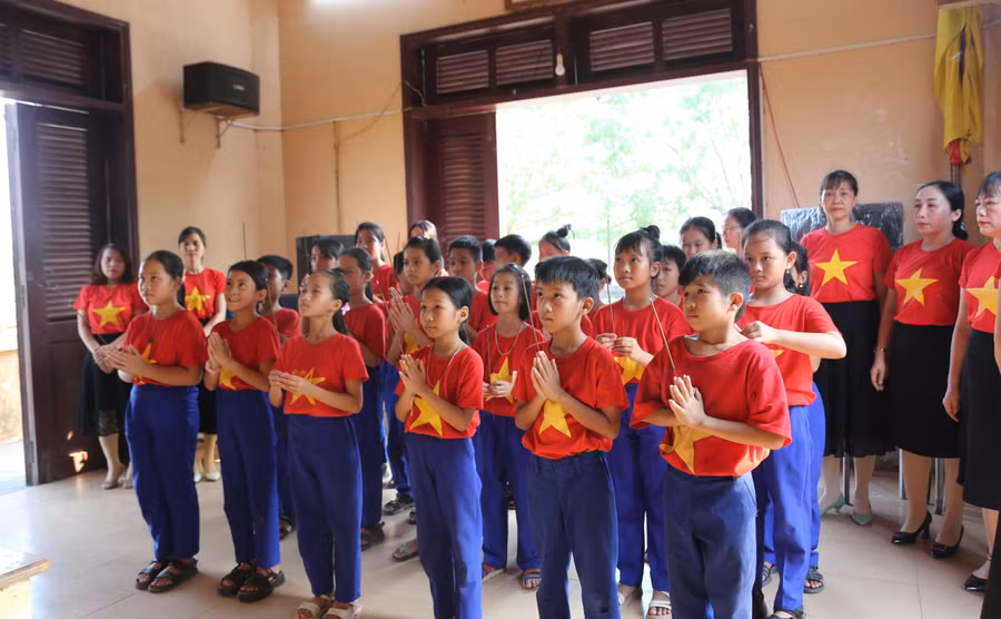 Cô và trò Trường Tiểu học Triệu Ái thành kính dâng hương tại Đền thờ Chủ tịch Hồ Chí Minh. Ảnh: Đ. Đức