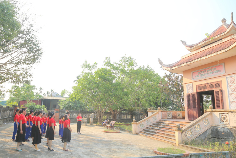 Giáo viên và học sinh Trường Tiểu học Triệu Ái bày tỏ lòng biết ơn và tri ân vị lãnh tụ kính yêu. Ảnh: Đ. Đức Giáo viên và học sinh Trường Tiểu học Triệu Ái bày tỏ lòng biết ơn và tri ân vị lãnh tụ kính yêu. Ảnh: Đ. Đức