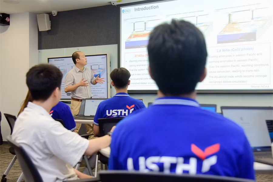 Một lớp học của Trường ĐH Khoa học và Công nghệ Hà Nội triển khai đào tạo ngành Công nghệ vi mạch bán dẫn từ năm 2024. Ảnh: NTCC