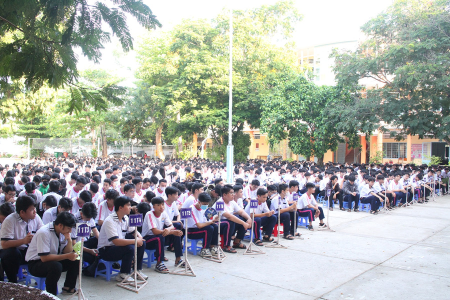 Các em HS tham dự buổi lễ. Các em HS tham dự buổi lễ.