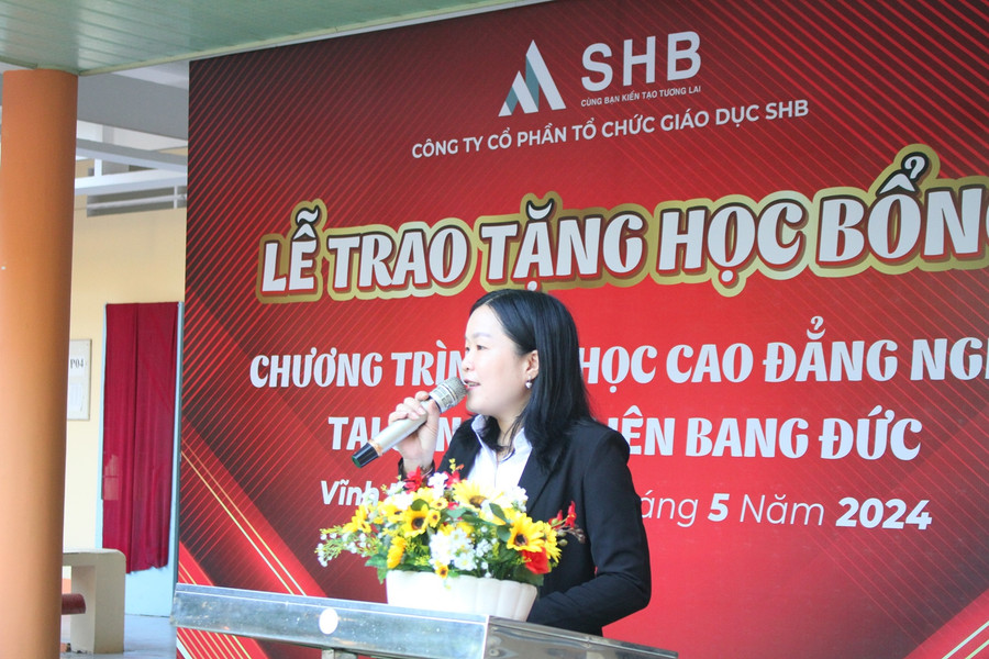Bà Nguyễn Thị Thuê - Giám đốc tuyển sinh Văn phòng đại diện SHB Vĩnh Long phát biểu tại buổi trao học bổng. Bà Nguyễn Thị Thuê - Giám đốc tuyển sinh Văn phòng đại diện SHB Vĩnh Long phát biểu tại buổi trao học bổng.