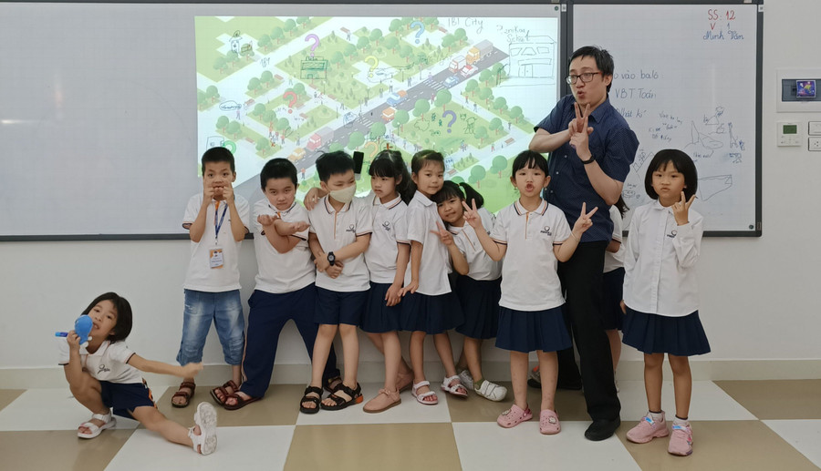 Thầy Ngô Huy Tâm và học sinh Trường PTLC Phenikaa trong một hoạt động giáo dục. Ảnh: NVCC Thầy Ngô Huy Tâm và học sinh Trường PTLC Phenikaa trong một hoạt động giáo dục. Ảnh: NVCC