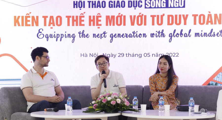 Thầy Ngô Huy Tâm (giữa) trong hội thảo về kiến tạo thế hệ mới với tư duy toàn cầu. Ảnh: NVCC Thầy Ngô Huy Tâm (giữa) trong hội thảo về kiến tạo thế hệ mới với tư duy toàn cầu. Ảnh: NVCC